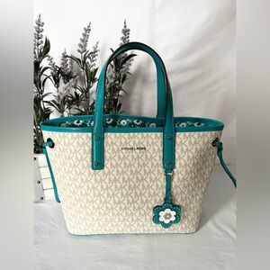 Michael Kors NWOT Carter signature floral medium tote